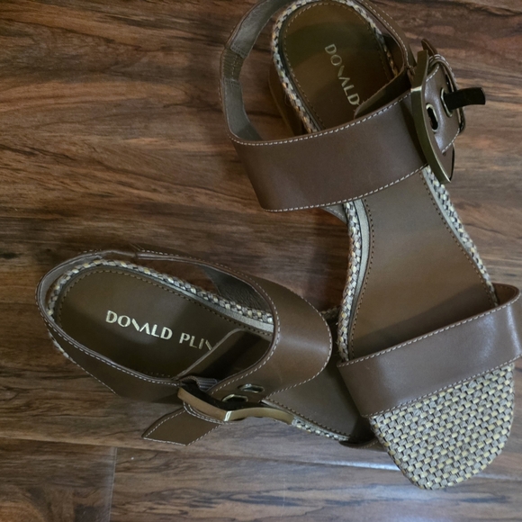 Donald Pilner Brown Saddle Leather Vixi Sandal. Size 9. New - Picture 5 of 8